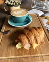 Cargar imagen en el visor de la galería, Croissant Parisino