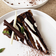 Cargar imagen en el visor de la galería, Tarta de Brownie y Tres chocolates